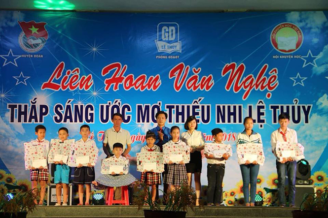 Liên hoan 'Thắp sáng ước mơ thiếu nhi Lệ Thủy'