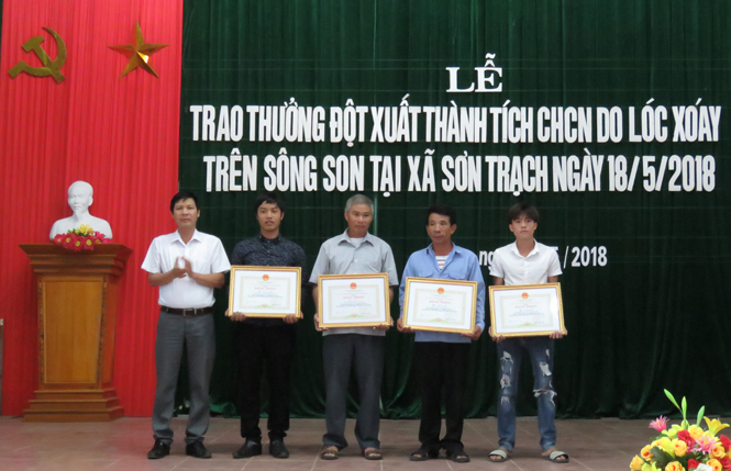 UBND tỉnh thưởng 'nóng' các cá nhân dũng cảm cứu khách du lịch trên sông Son