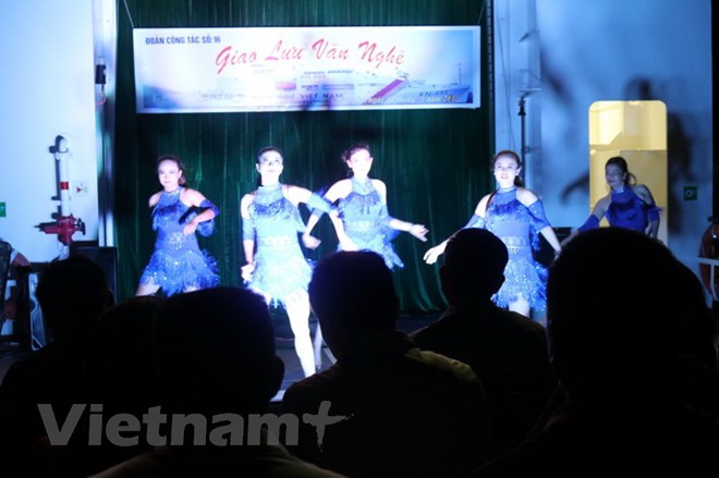 Chương trình văn nghệ "có một không hai" giữa sóng gió Trường Sa