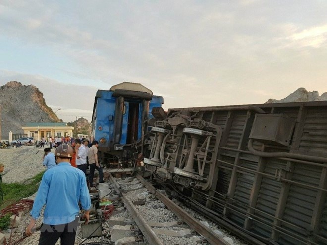 Thông tuyến đường sắt Bắc-Nam sau vụ lật 6 toa tàu ở Thanh Hóa