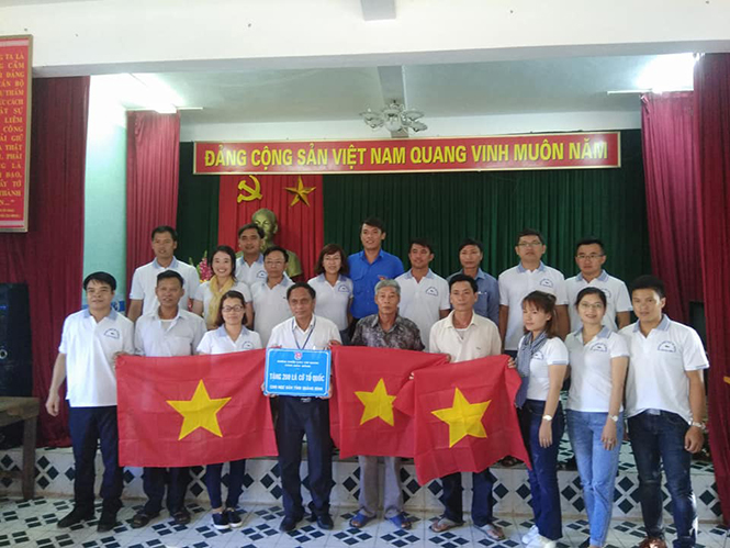 Tặng 200 lá cờ Tổ quốc cho ngư dân xã Cảnh Dương