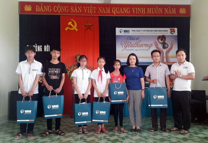 Trao 30 suất quà cho gia đình chính sách và trẻ em có hoàn cảnh khó khăn