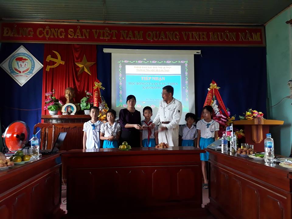 Trao học bổng Kayoko Fund cho học sinh nghèo Lệ Thuỷ