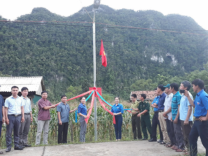 Bàn giao công trình 'Thắp sáng đường quê'
