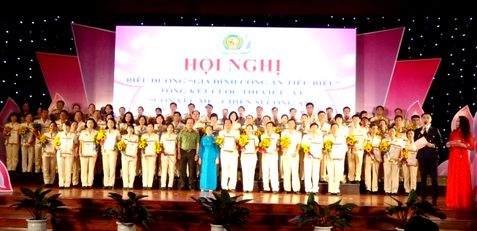 Hội nghị biểu dương 'Gia đình Công an tiêu biểu'