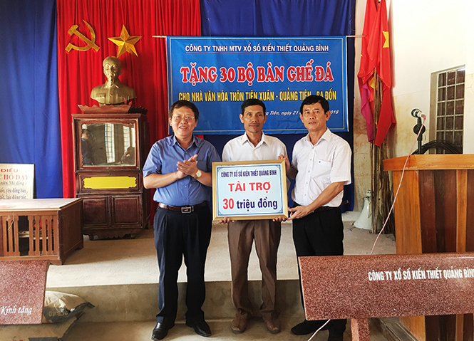 Trao quà cho nhà văn hoá thôn Tiên Xuân, xã Quảng Tiên