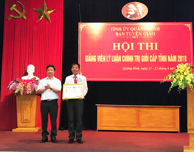 Trao giải hội thi giảng viên lý luận chính trị giỏi năm 2018