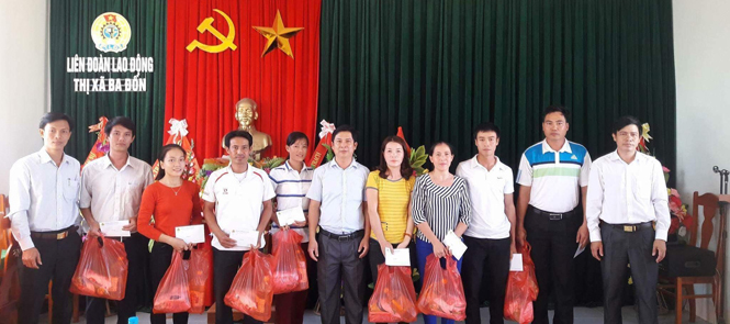 Trao 250 suất quà cho đoàn viên công đoàn và người lao động