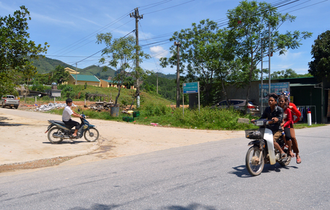 Không đội mũ bảo hiểm, "hồn nhiên" đi xe máy trên Quốc lộ 12A