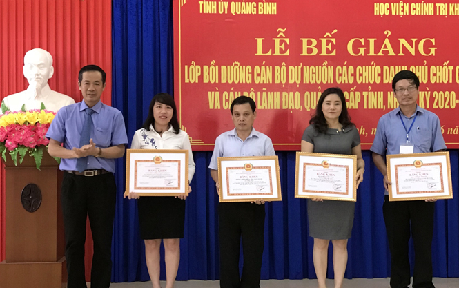 Bế giảng lớp bồi dưỡng cán bộ dự nguồn các chức danh chủ chốt cấp huyện và cán bộ lãnh đạo, quản lý cấp tỉnh