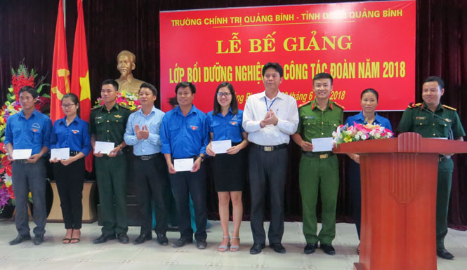 Bế giảng lớp bồi dưỡng nghiệp vụ công tác Đoàn năm 2018
