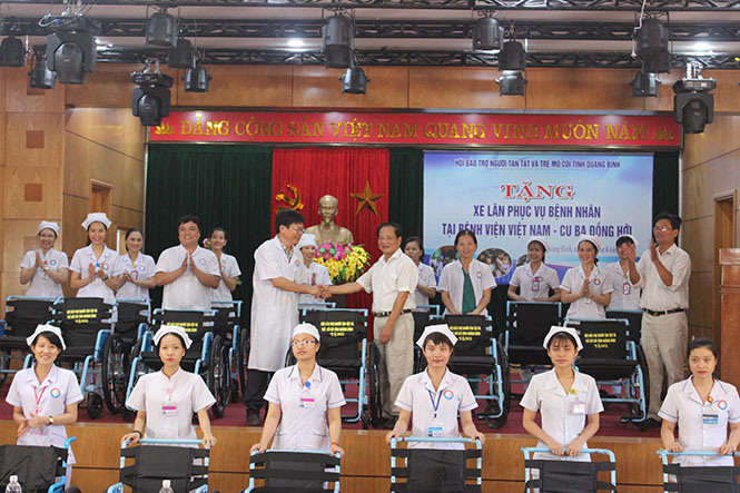 Tặng xe lăn cho Bệnh viện hữu nghị Việt Nam - Cu Ba Đồng Hới
