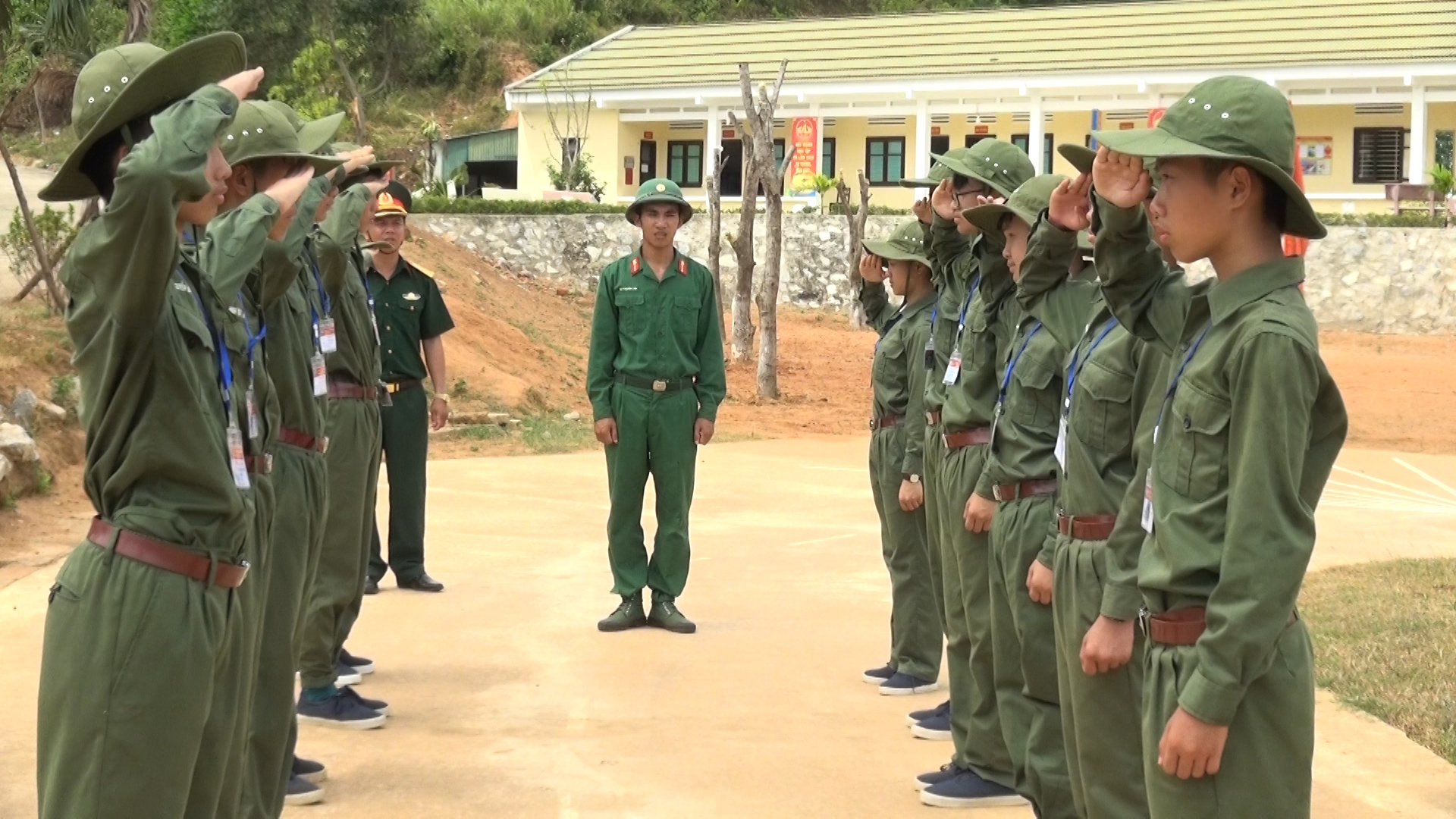 Chúng em tập làm chiến sỹ