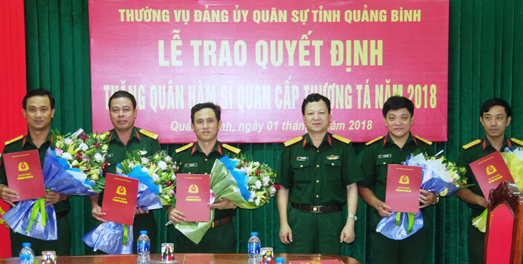 Trao quân hàm cấp thượng tá cho 5 sỹ quan Quân đội