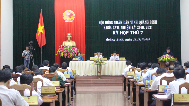 Tiếp tục thảo luận, đề xuất các giải pháp và chất vấn các sở, ban, ngành