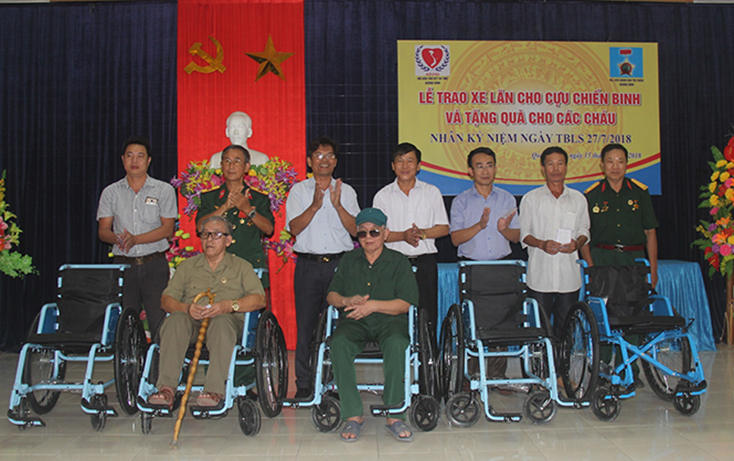 Trao xe lăn cho CCB và tặng quà cho các cháu thiếu nhi