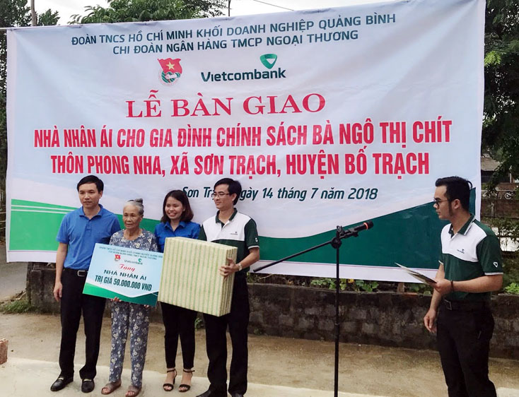Bàn giao nhà tình nghĩa cho vợ liệt sĩ