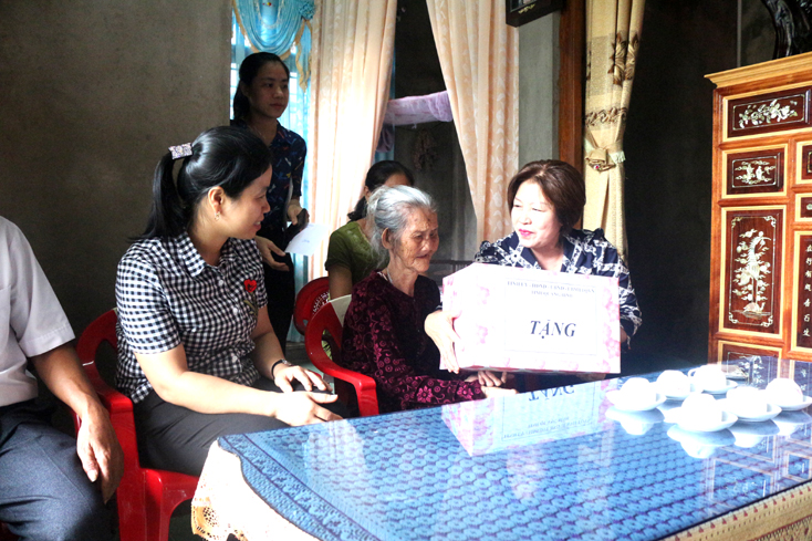 Đồng chí Phó Chủ tịch Thường trực HĐND tỉnh thăm các gia đình chính sách