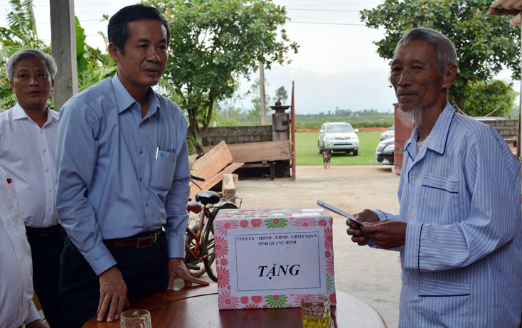 Đồng chí Phó Bí thư Thường trực Tỉnh ủy thăm gia đình chính sách