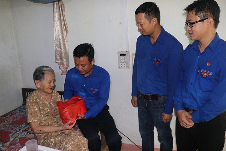Hơn 300 đoàn viên ra quân 'Ngày Chủ nhật xanh' năm 2018