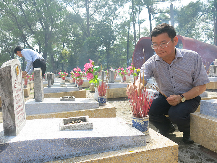 Các đồng chí lãnh đạo tỉnh thăm gia đình chính sách, viếng nghĩa trang nhân ngày Thương binh-Liệt sỹ