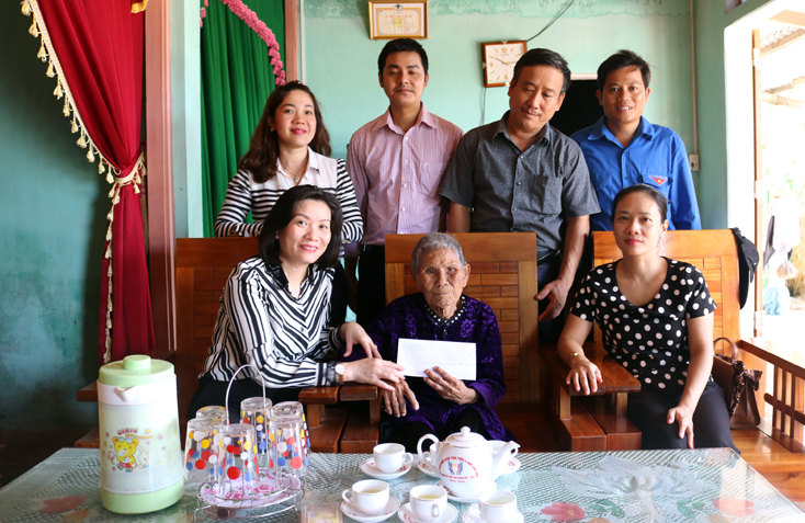 Sở Tư pháp dâng hương và thăm gia đình chính sách tại huyện Lệ Thủy