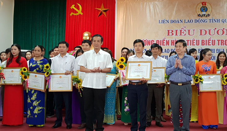 Biểu dương điển hình tiêu biểu phong trào "Đoàn viên, người lao động Quảng Bình thi đua làm theo lời Bác"