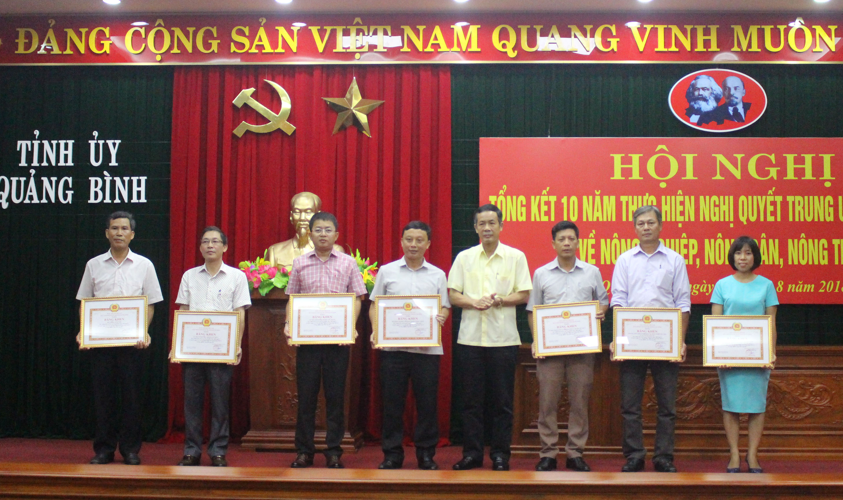 Đẩy mạnh phát triển nông nghiệp theo hướng hiện đại, hiệu quả và bền vững