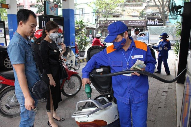 Tiếp tục giữ ổn định giá xăng, chỉ điều chỉnh các mặt hàng dầu