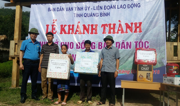 Bàn giao nhà ở cho bà con dân tộc thiểu số ở bản Hà Nôông