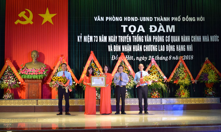 Văn phòng HĐND-UBND TP. Đồng Hới: Đón nhận Huân chương Lao động hạng Nhì