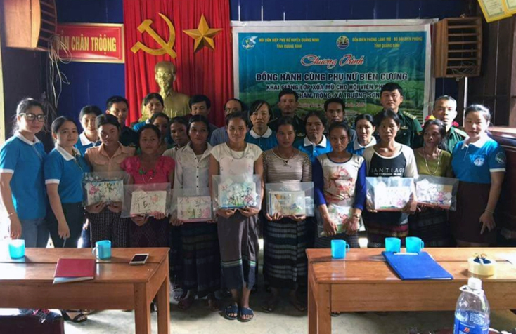 Mở lớp xóa mù chữ cho hội viên phụ nữ bản Chân Trôộng