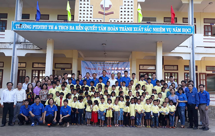 Chương trình 'Cùng em đến trường'