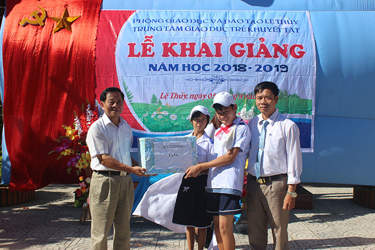 Hội Bảo trợ người tàn tật và trẻ mồ côi tặng quà cho trẻ khuyết tật