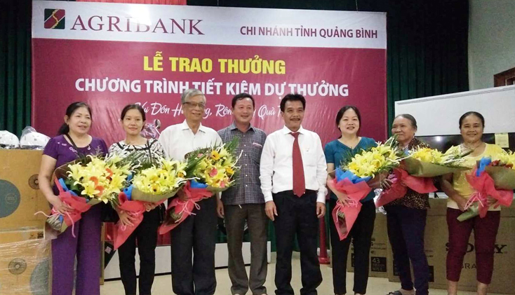 Trao thưởng chương trình " Vui đón hè sang, rộn ràng quà tặng"
