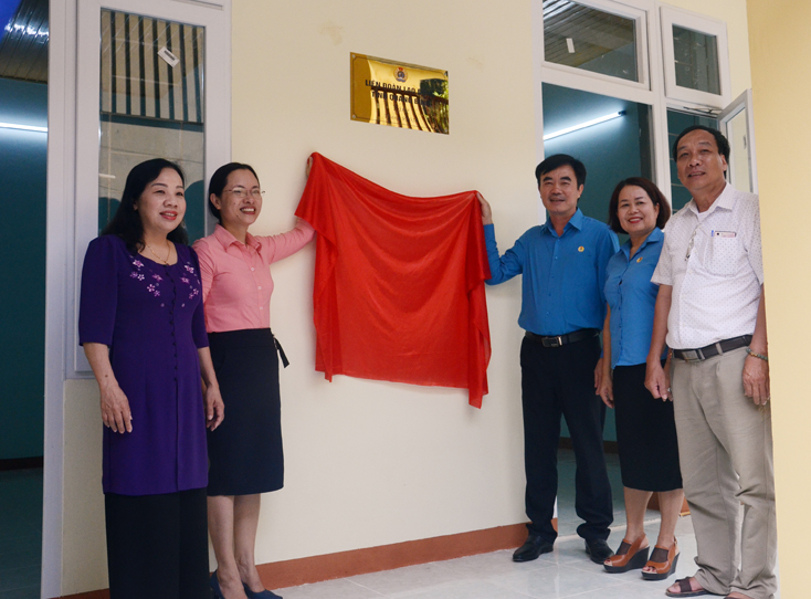 Bàn giao nhà nội trú cho giáo viên ở xã Trường Thủy