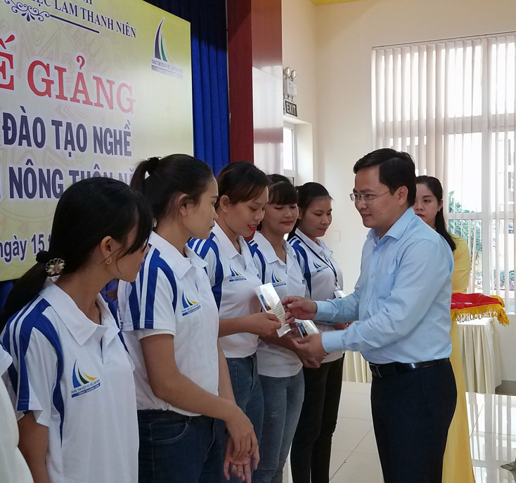 Trao chứng chỉ đào tạo nghề cho 235 thanh niên nông thôn