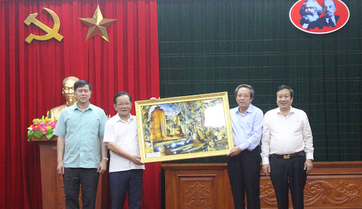 Thường trực Tỉnh ủy làm việc với Đoàn công tác Tỉnh ủy Sơn La