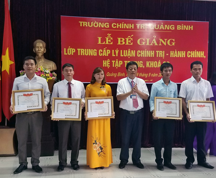 Bế giảng lớp Trung cấp lý luận Chính trị-Hành chính khóa 30