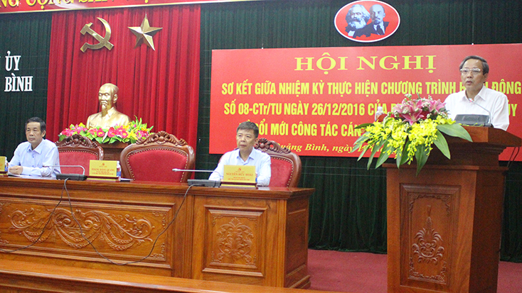"Chung sức, đồng lòng quyết tâm thực hiện đột phá các mục tiêu đổi mới công tác cán bộ..." (*)