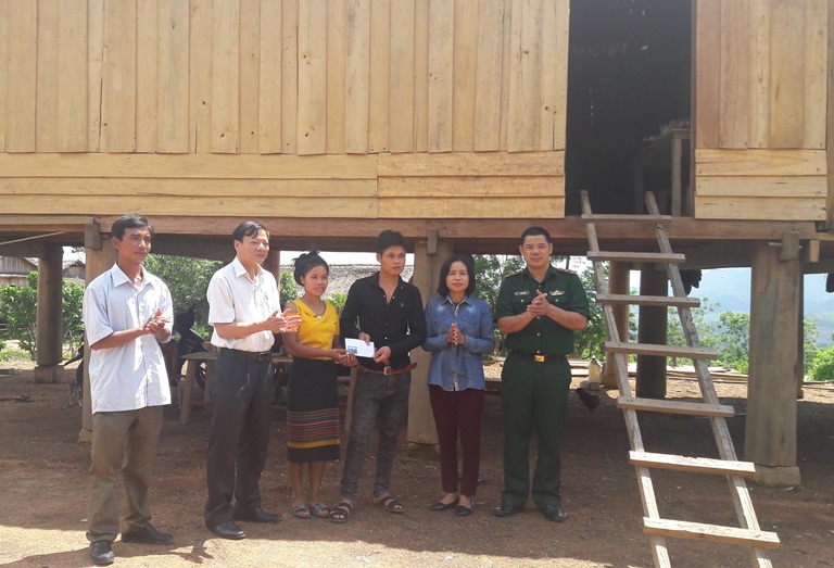 Minh Hóa: Bàn giao nhà Đại đoàn kết cho gia đình bị sập nhà do lốc xoáy