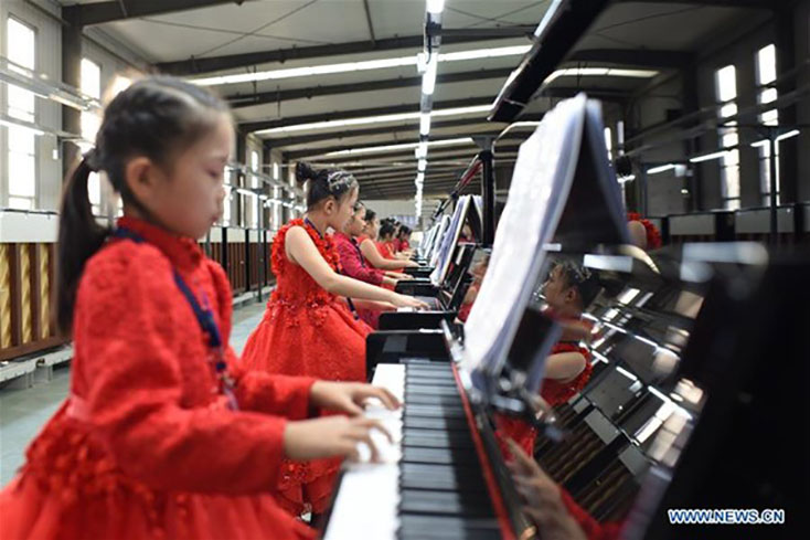 Kỷ lục Guinnes hòa nhạc: 639 người chơi 666 chiếc đàn piano cùng lúc