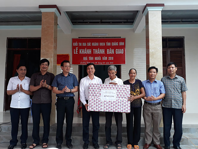 Bàn giao nhà tình nghĩa cho gia đình người có công với cách mạng