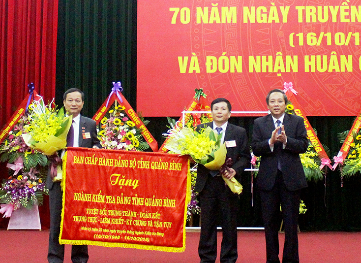 Đoàn kết, sáng tạo, tập trung trí tuệ, chung sức, đồng lòng, giữ nghiêm kỷ luật, kỷ cương, thực hiện tốt trách nhiệm được giao (*)