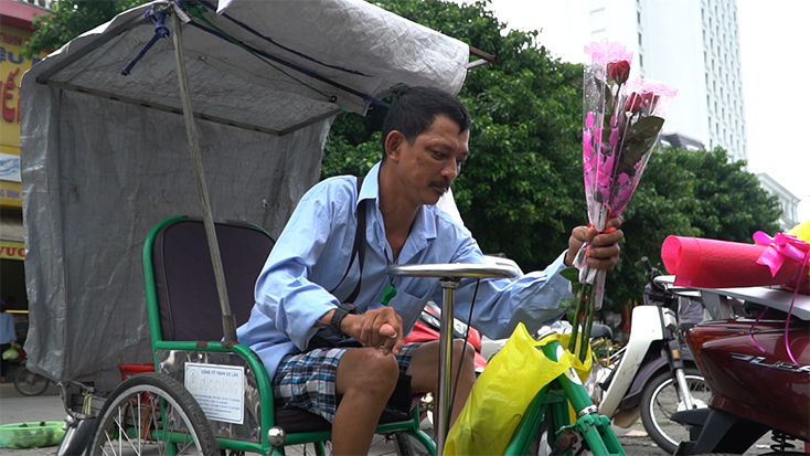 Sôi động thị trường hoa 20-10