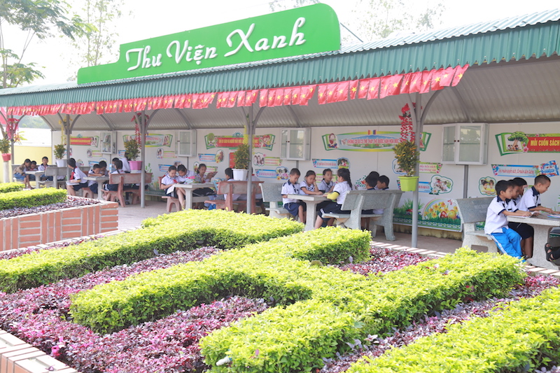 Nam giáo viên xông vào trường học hành hung nữ giáo viên