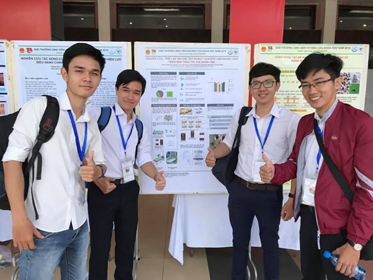 Sinh viên chế tạo robot mátxa, giành giải nhất nghiên cứu khoa học