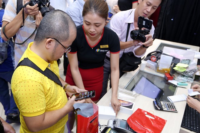 Các mẫu iPhone mới chính hãng lên kệ, giá cao nhất 43,99 triệu đồng
