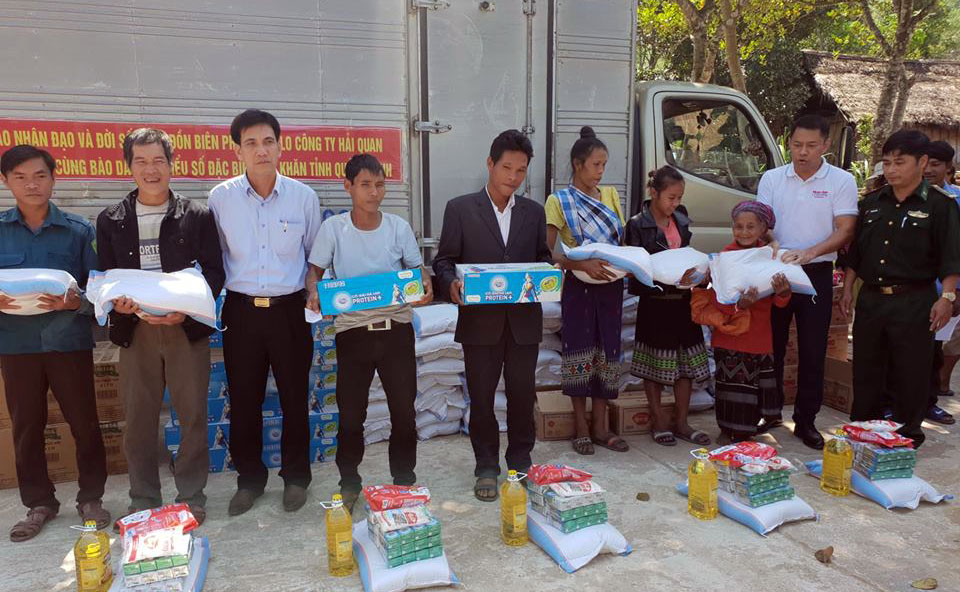 Báo Nhân đạo và Đời sống trao 200 suất quà cho đồng bào dân tộc