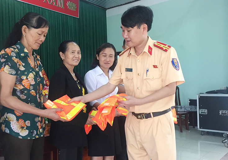 Triển khai mô hình "Sáng phản quang, tan tai nạn"